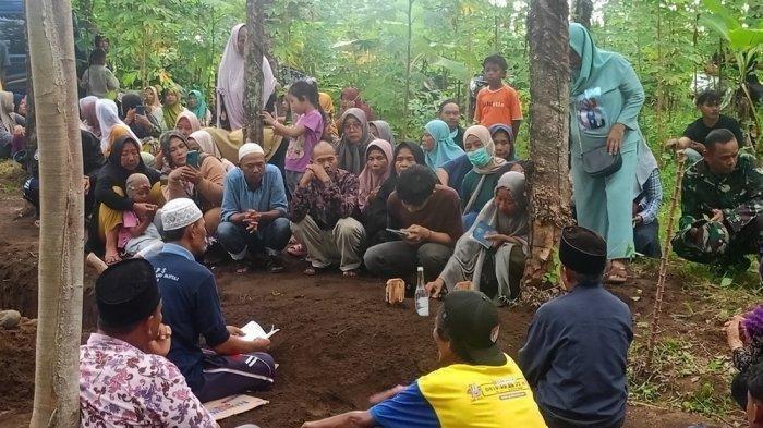 PEMAKAMAN KORBAN LEDAKAN AMUNISI TNI - Keluarga korban ledakan amunisi Toto asal Desa Sagara ketika mengantarkan pemakaman di TPU Haminte dengan ditemani sang istri dan warga sekitar ke peristirahatan terakhirnya, Selasa (13/5/2025).
