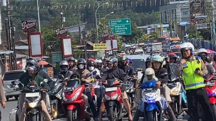 PADAT MERAYAP - Arus lalu lintas di sepanjang jalan konvensional Ungaran-Bawen, Kabupaten Semarang padat merayap pada Minggu (14/4/2024) sore.