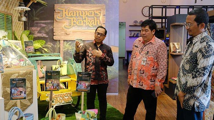 Kepala Dinas Koperasi dan UMKM Provinsi Jawa Tengah, Eddy Sulistiyo Bramiyanto mengunjungi etalase paket hampers produk UMKM lokal Rembang.