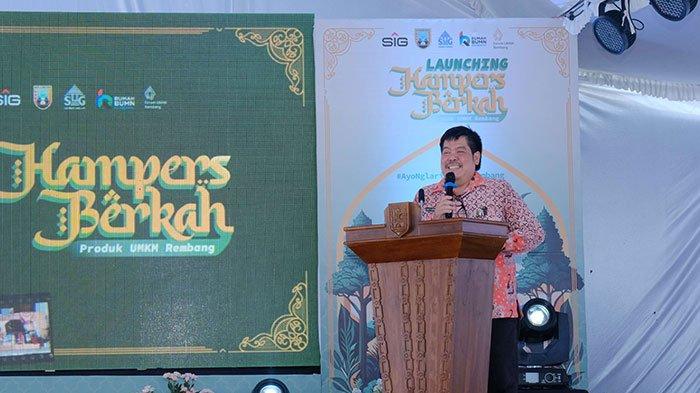 Kepala Dinas Koperasi dan UMKM Provinsi Jawa Tengah, Eddy Sulistiyo Bramiyanto memberikan pengarahan dalam agenda Launching Hampers Berkah UMKM Rembang di halaman RB Rembang, Jum’at (8 Maret 2024).