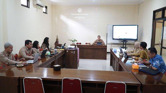 Kepala LPM UKSW ketika menyerahkan cinderamata untuk STIE Cendekia Karya Utama dalam rangka Studi Banding dan Benchmarking, Jumat (03112023).