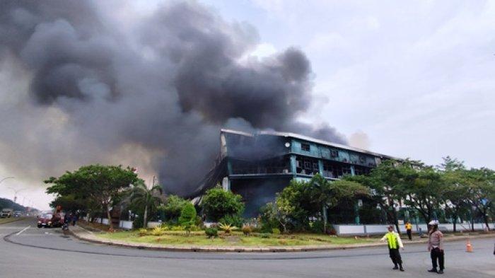 Kepulan asap hitam membumbung tinggi dari pabrik PT Master Kidz Indonesia di Kawasan Industri yang Kendal terbakar, Jumat (1/11/2024).