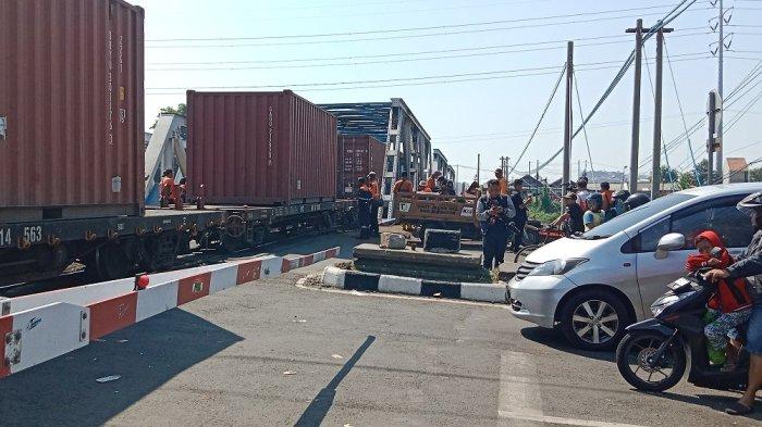 Kereta api melintas dengan kecepatan terbatas di jalur ganda perlintasan Madukoro Semarang, Rabu (19/7/2023)..