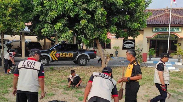 Dalam rangka menyambut Hari Proklamasi Kemerdekaan Republik Indonesia ke-79, Pimpinan Cabang Lembaga Dakwah Islam Indonesia (PC LDII) Kecamatan Pedan menyelenggarakan Kerja Bakti Nasional LDII 2024 dengan tema