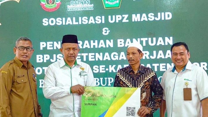 Ketua Baznas Blora, Sutaat secara simbolis menyerahkan bantuan BPJS Ketenagakerjaan untuk para marbot masjid di Blora.