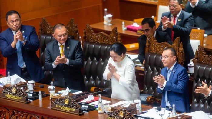 Ketua DPR RI Puan Maharani, sempat menitikkan air mata saat berpidato di Rapat Paripurna terakhir pada Senin (30/9/2024). Puan tak kuasa menahan haru saat dia menyampaikan permohonan maaf kepada anggota dewan yang hadir pada rapat paripurna terakhir.