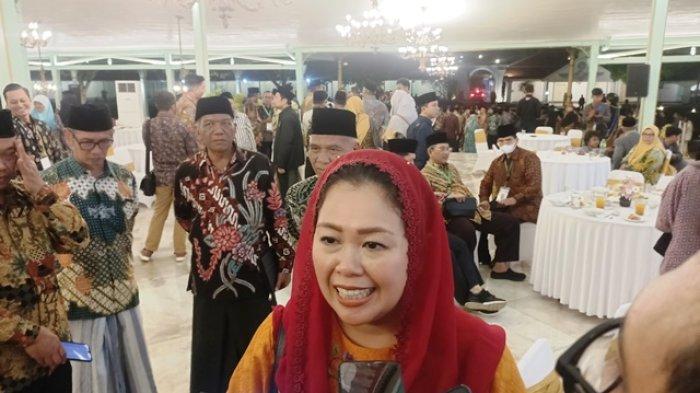 Ketua Pelaksana Harlah Satu Abad NU, Zannuba Ariffah Chafsoh atau Yenny Wahid saat memberikan keterangan kepada wartawan usai kegiatan welcome dinner Porseni NU 2023 di Pura Mangkunegaran Solo, Minggu (15/1/2023) malam