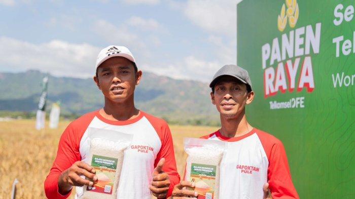 Ketua Poktan Margoutomo Latif (kiri) dan Ketua Poktan Tirtosari Yanto memperlihatkan beras yang dihasilkan dari proses budidaya pertanian menggunakan digitalisasi pertanian yang dilakukan INDICO. Melalui platform Digital Food Ecosystem (DFE), INDICO dan Gapoktan Tani Makmur di Kecamatan Selogiri, Kabupaten Wonogiri, Jawa Tengah, berhasil meraih hasil panen sebanyak 200 ton gabah padi dari 40 hektar lahan sawah pada pilot project solusi digitalisasi pertanian. Digital contract farming yang diterapkan INDICO membuat petani memperoleh hasil gabah padi dengan jumlah rata-rata per ubinnya lebih tinggi sekitar delapan persen dibandingkan hasil panen tanpa metode pertanian presisi, serta jaminan harga jual yang lebih tinggi rata-rata sekitar dua puluh persen daripada harga pasar.