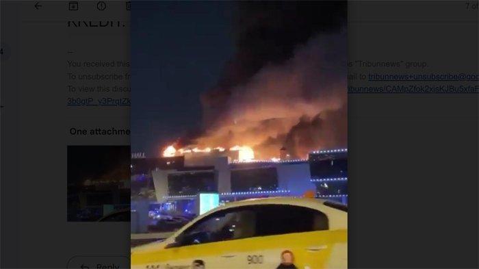 Kobaran api di Crocus City Music Hall di Moskow, Rusia. Sekelompok teroris melakukan penyerangan membabi buta di gedung konser terbesar di Moskow tersebut pada Jumat (23/3/2024) malam. Akibatnya 12 korban tewas dan puluhan lainnya terluka.