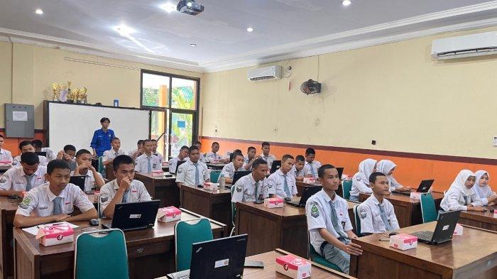 Kolaborasi Teknik Mesin Poltek Harber dan SMK N 1 Adiwerna Hadirkan Pelatihan Otomasi Industri