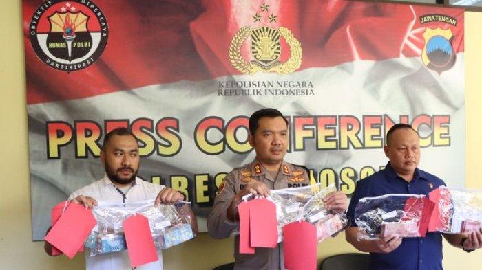 Komisioner komisi pemilihan umum (KPU) Wonosobo Riswahyu Raharjo resmi ditetapkan jadi tersangka oleh Polres Wonosobo, Jawa Tengah. (Dok/Humas Polres Wonosobo )