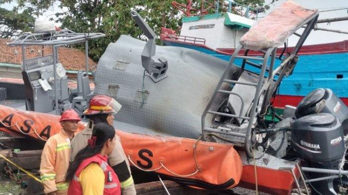 Kapal Basarnas Cilacap meledak dan terbakar saat sedang diperbaiki di sekitar Pelabuhan Sleko, Kabupaten Cilacap, Jawa Tengah, Jumat (13/12/2024) sore.