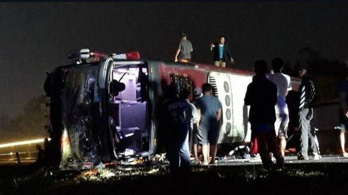 Kondisi bus pariwisata PO Tunggal Jaya yang diduga mengalami kecelakaan tunggal di ruas tol Cipali kilometer 98 dari Palimanan arah ke Jakarta, Sabtu malam, 17 Agustus 2024 sekitar pukul 23.27 WIB.