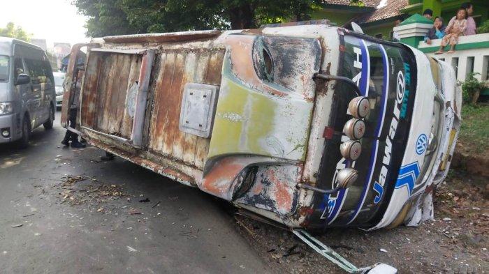 Kondisi bus yang mengalami kecelakaan saat mengangkut anak sekolah di depan UPTD Puskesmas Mlonggo, Kabupaten Jepara, Rabu (19/6/2024).