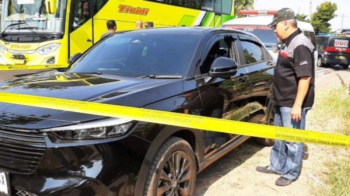 Kondisi mobil milik H yang terparkir di bahu Jalan Wates-Purworejo wilayah Temon, Kulon Progo, Sabtu (07/10/2023). H ditemukan meninggal dunia dalam mobil tersebut.