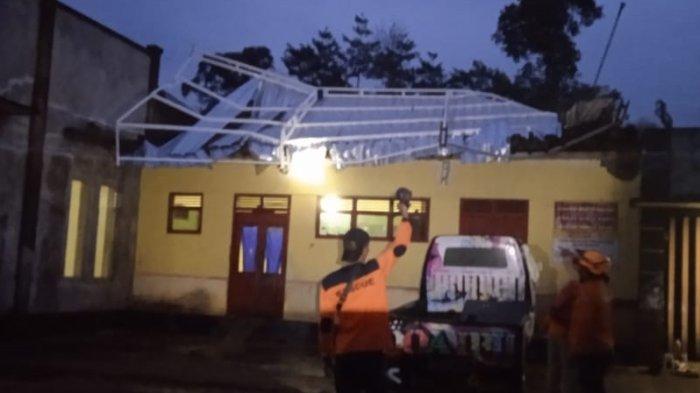 Kondisi rumah warga yang terdampak angin kencang di Desa Ropoh, Kecamatan Kepil, Kabupaten Wonosobo, Selasa (19/11/2024).
