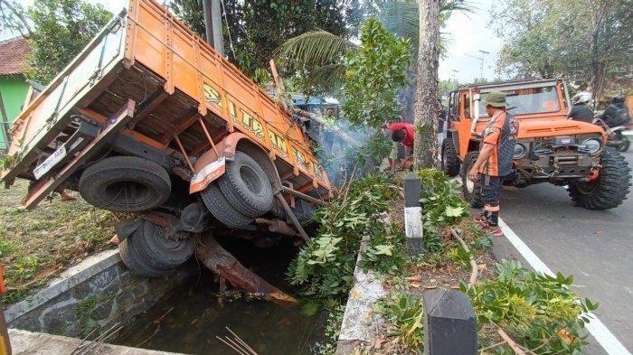 Kondisi truk pengangkut pupuk yang terjun ke parit di pinggir Jalan Nasional Wates-Purworejo, Kulon Progo, Rabu (22/11/2023).