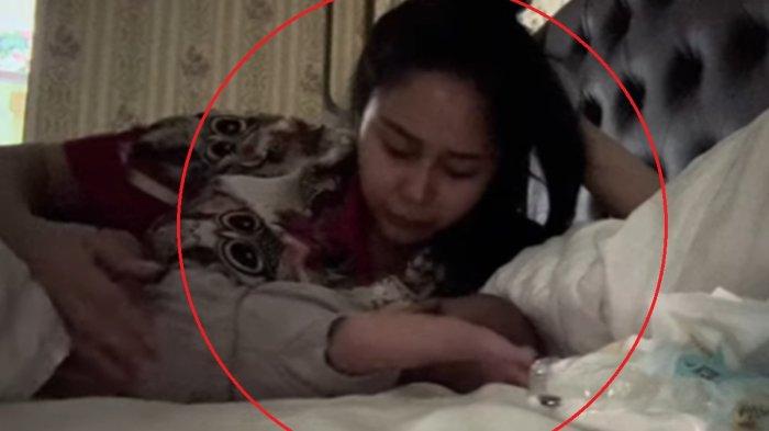 Konten Denise Chariesta menyusui tanpa sensor trending di Twitter. Denise sang selebgram pun mengurai curhatan pilu sembari menangis di Youtube