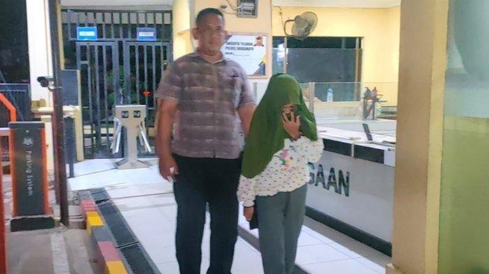 Korban ditemani kuasa hukumnya saat melapor ke Polres Indramayu, Jumat (23/2/2024) malam.