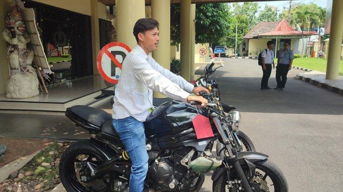 Korban pencurian, Aljawahir Agus Kristiono (baju putih) tampak semringah saat melihat motor yang sempat dicuri tersangka di Mapolrestabes Semarang, Rabu (10/1/2024).