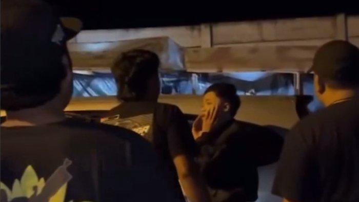 DITANGKAP - Satu di antara gerombolan pemotor bersenjata tajam ditangkap dan diamankan warga seusai dikejar pengemudi mobil di wilayah Kecamatan Ambarawa, Kabupaten Semarang pada Selasa (7/1/2025) dini hari.