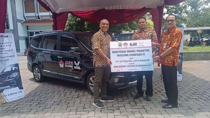 Krisna Indar Prihadi selaku HR& Training Manager Automobil Jaya Mandiri usai menyerahkan bantuan 1 unit mobil praktik untuk SMKN Jateng Kota Semarang, Jumat (2/2/2024).