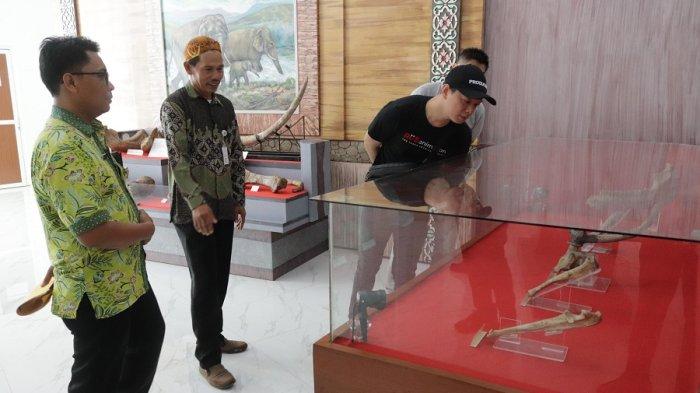 Suasana pengunjung di Museum Situs Purbakala Patiayam, Kabupaten Kudus.