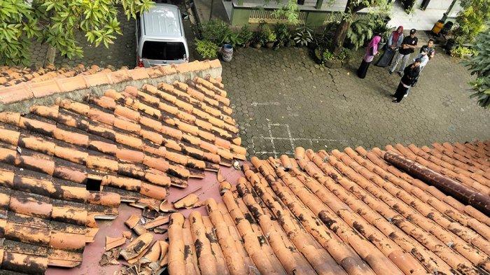 CEK TKP: Sejumlah orang mengecek lokasi siswi SMPN 40 Semarang jatuh dari lantai dua tepatnya ruang gamelan, Selasa 4 Feberuari 2025. Kini kondisinya sadar dan bisa berkomunikasi.