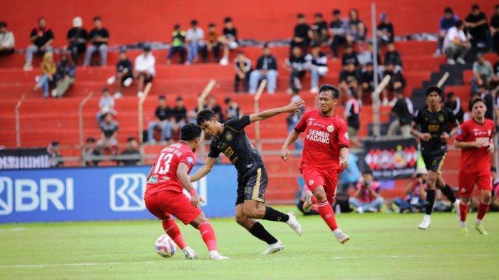 GAGAL RAIH POIN - Jalannya pertandingan Semen Padang Vs PSIS Semarang pada laga lanjutan Liga 1 2024-2025 pekan ke-29 di Stadion Haji Agus Salim Padang, Kamis (17/4/2025). PSIS gagal membawa pulang poin seusai kalah 3-2 dalam laga ini.
