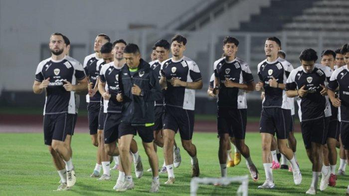 Latihan pemain Timnas Indonesia jelang melawan Jepang dalam laga lanjutan Grup C Putaran Ketiga Kualifikasi Piala Dunia 2026 Zona Asia, di SUGBK Jakarta baru- baru ini.