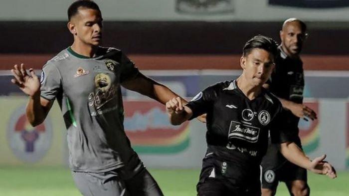 Leo Lelis saat berhadapan lawan Kim Kurniawan di laga PSS vs Persebaya Surabaya (Instagram: PSS Sleman)