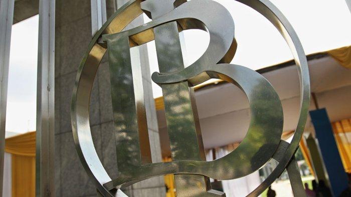 Logo Bank Indonesia (BI) yang terpasang pada pagar komplek kantor BI.