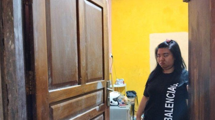 Seorang saksi memperlihatkan bekas tendangan di pintu kosnya saat terjadi penembakan di kos Pusponjolo Selatan Nomor 126 Kelurahan Bojongsalaman, Kecamatan Semarang Barat, Kota Semarang, Kamis (3/10/2024).