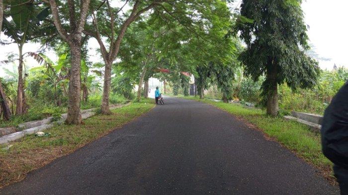 Pengguna jalan melintas di lokasi penganiayaan yang diduga dilakukan oleh polisi terhadap Darso sopir rental Semarang di Purwosari, Mijen, Kota Semarang, Sabtu (11/1/2025).