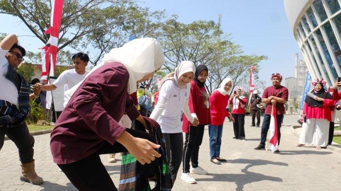 Keseruan para peserta perlombaan estafet sarung dalam rangkaian peringatan HUT ke-79 Republik Indonesia di area Omah SG Pabrik Rembang, Jumat (16/8/2024).