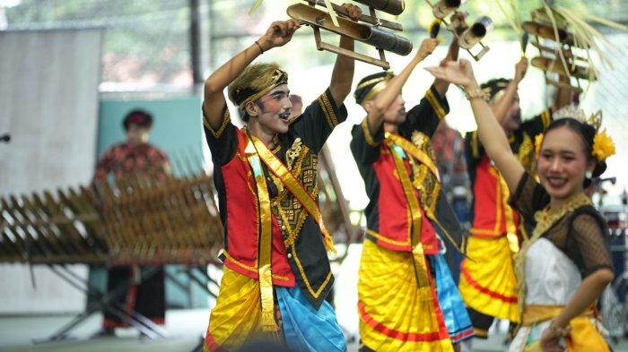 Misi Nguri-uri Seni Budaya Lokal dalam Lomba Kenthongan Thek-thek Kilang Pertamina Cilacap