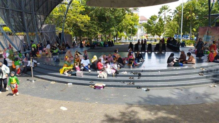 Peserta lomba tari di Semarang kecewa karena lomba batal tanpa kejelasan. Anak-anak sudah persiapan sebulan, panitia diminta bertanggung jawab.