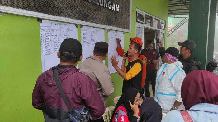 Relawan bencana saat mengevakuasi korban bencana di Petungkriyono Kabupaten Pekalongan, Selasa (21/1/2025).