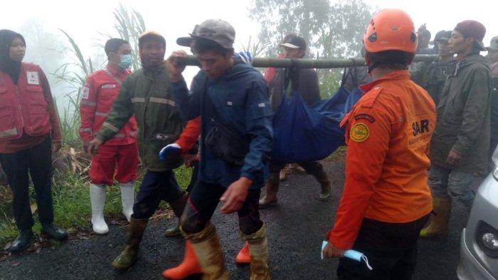 Tim SAR gabungan saat evakuasi korban longsor di Kecamatan Petungkriyono, Kabupaten Pekalongan.