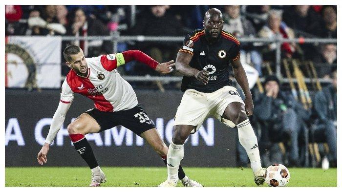 Romelu Lukaku dihadang pemain lawan saat pertandingan play-off Liga Europa antara Feyenoord vs AS Roma di De Kuip Stadium, Belanda, Jumat (16/2/2024).