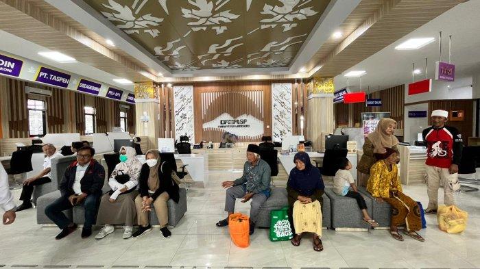 MPP BERBAGI - Mal Pelayanan Publik (MPP) Kabupaten Wonosobo bagikan 355 paket sembako gratis kepada warga kurang mampu, Rabu (19/3/2025). Kegiatan ini bagian dari rangkaian acara memperingati 1 tahun berdirinya MPP Wonosobo.