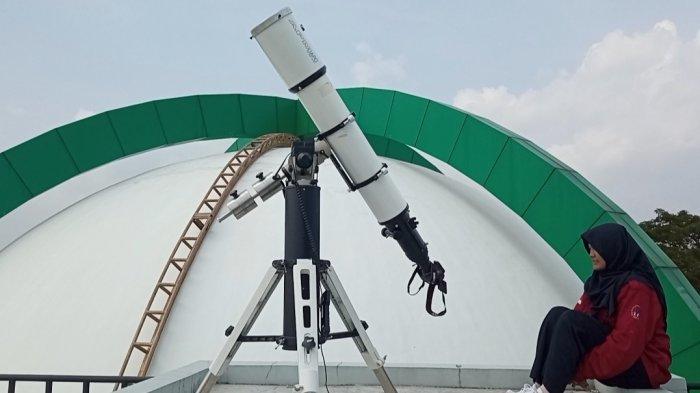 Mahasiswa ikut melakukan pemantauan gerhana matahari parsial di rooftoop Planetarium UIN Walisongo Semarang, Kamis (20/4/2023)
