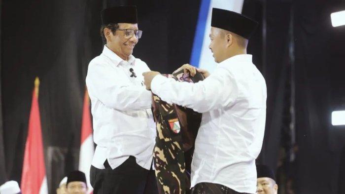 Penyematan Anggota Kehormatan yang diberikan pada Calon Wakil Presiden (Cawapres) Nomor urut 3 Mahfud MD dari Ketua Dewan Penasihat PC GP Ansor Demak Nurul Muttaqin dinilai telah melanggar peraturan organisasi.