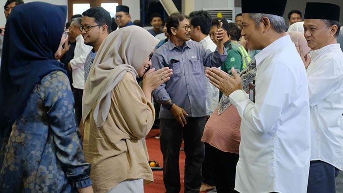 Manajemen bersama seluruh karyawan dan mitra usaha saling berjabat tangan dalam kegiatan silaturahmi idul fitri 1445 H di Omah SG Pabrik Rembang, Rabu, 17 April 2024.