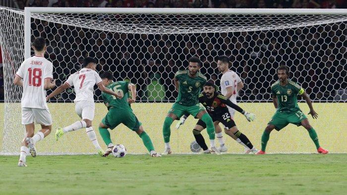 Pesepak bola Timnas Indonesia Marselino Ferdinan menendang bola ke gawang Timnas Arab Saudi dalam laga Grup C Babak Ketiga Kualifikasi Piala Dunia 2026 di Stadion Utama Gelora Bung Karno, Senayan, Jakarta, Selasa (19/11/2024). TRIBUNNEWS/IRWAN RISMAWAN