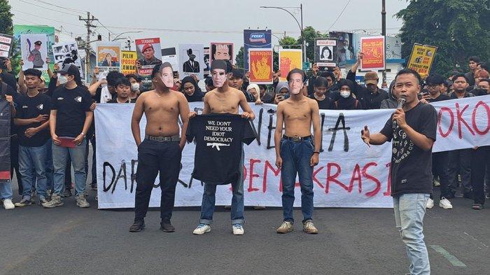 Mahasiswa Purwokerto demo tolak Revisi UU Pilkada. Teatrikal Jokowi, Gibran, Kaesang ditelanjangi dan diberi kartu merah.