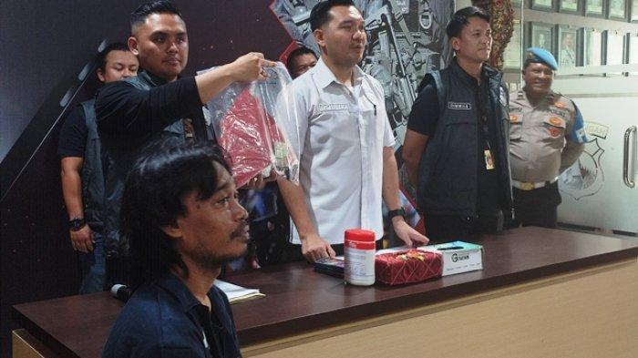 Mawardi ditangkap polisi selepas melakukan kejahatan penyekapan dan perampasan terhadap perempuan asal Majalengka, di Mapolrestabes Semarang, Kamis (19/10/2023). Tersangka lainnya, Jimmy masih berstatus buron.