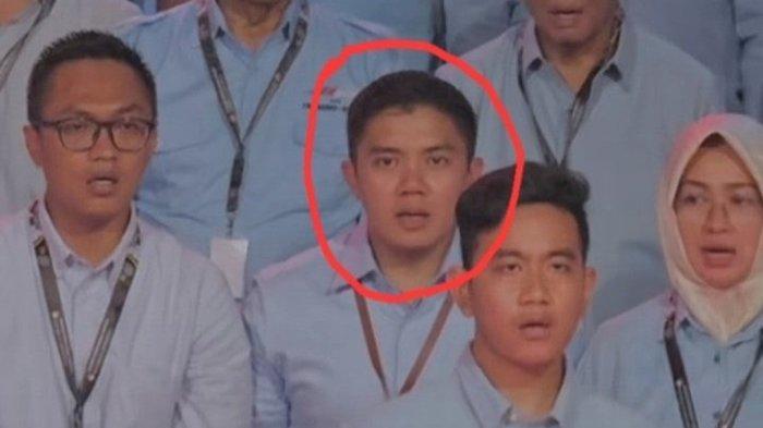 Mayor Inf Teddy menjadi sorotan setelah tertangkap kamera mengenakan baju kampanye dan duduk di barisan Tim Pemenangan dalam acara debat capres. Potret Mayor Inf Teddy itu pun viral di media sosial X (Twitter).