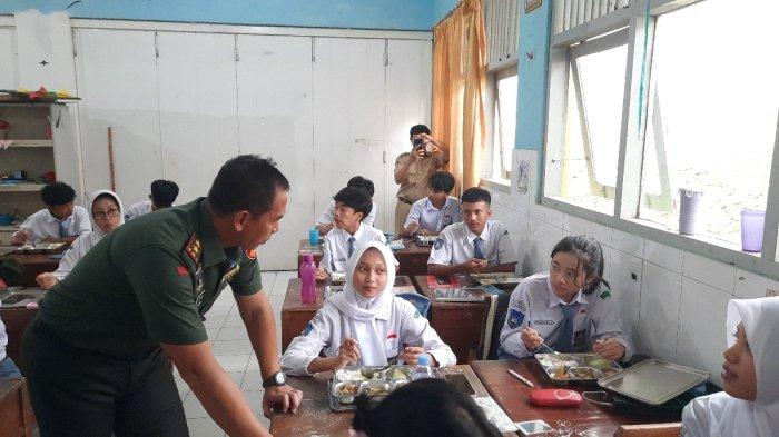 MAKAN BERGIZI GRATIS - Panglima Komando Daerah Militer (Pangdam) IV Diponegoro, Mayor Jenderal TNI Deddy Suryadi meninjau pelaksanaan program makan bergizi gratis (MBG) di MI Miftahus Shibyan, Senin (10/2/2025).