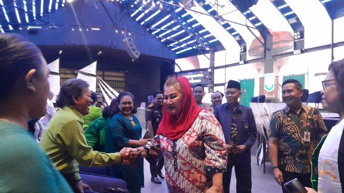 Wali Kota Semarang, Hevearita Gunaryanti Rahayu dan jajaran Forkopimda Kota Semarang menyapa jemaat yang sedang menjalankan ibadah Natal di GPIB Immanuel (Gereja Blenduk) Kawasan Kota Lama Semarang, Selasa (24/12/2024) malam.